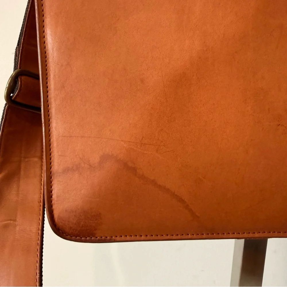 Sleek Tan Leather Briefcase with Detachable Shoulder Strap